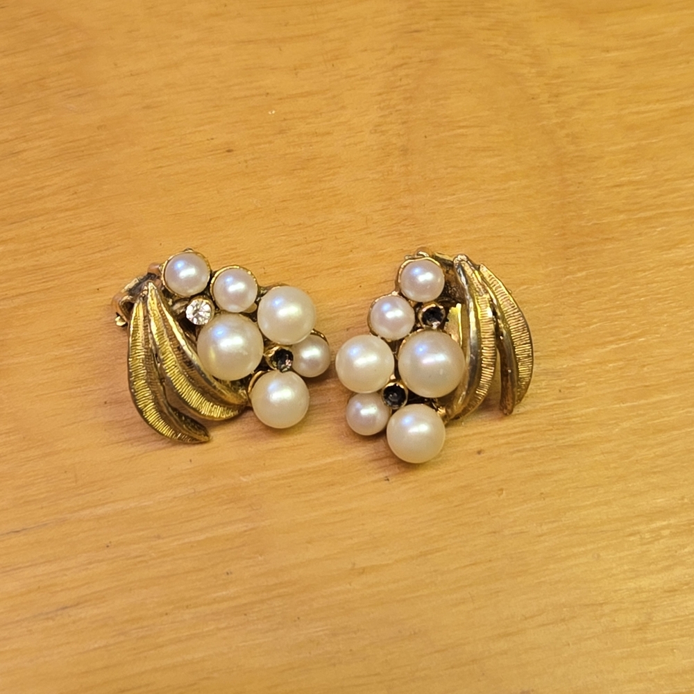 Vintage clip on faux pearl & crystsal earrings